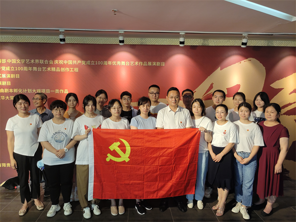 1658196578516049.png 全體黨員觀演《母親》.png